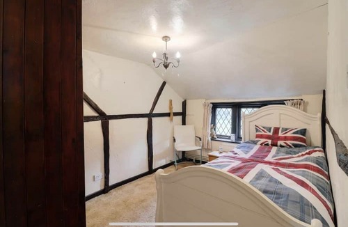 Waterlooville House | 15th Century Thatched Cottage with Pool
