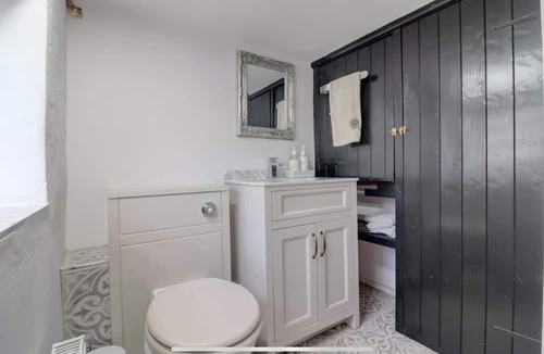 Waterlooville House | 15th Century Thatched Cottage with Pool