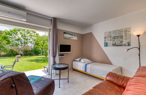 Villetelle Apartment | Studio Apartment "Gîte Maisonnette" with Shared Heated Pool & Wi-Fi