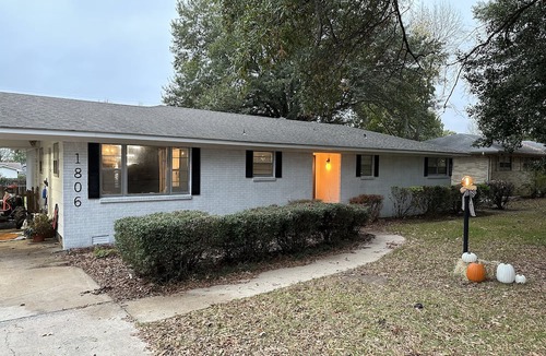 Stuttgart House | Cozy and homelike with a large back yard and great neighborhood