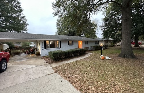 Stuttgart House | Cozy and homelike with a large back yard and great neighborhood