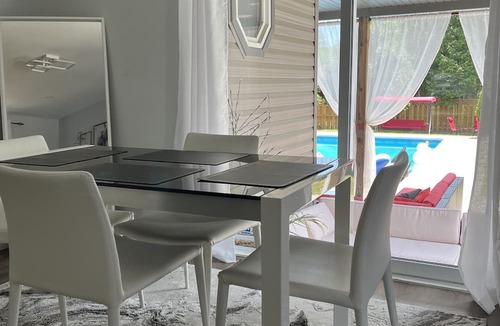 Brantford House | Suburban Oasis with Private Pool, Jacuzzi & Gym!