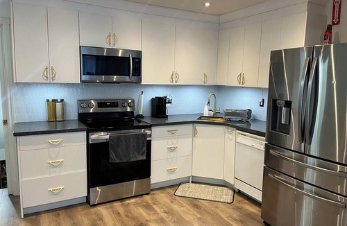 Brantford House | Suburban Oasis with Private Pool, Jacuzzi & Gym!