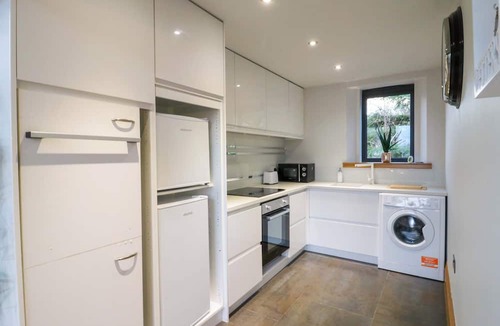 Odell Cottage | THE LODGE @ LODGE FARM, pet friendly, with pool in Harrold