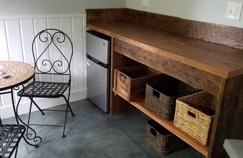 West Slope Apartment | Quiet SW Portland Studio with Hot Tub