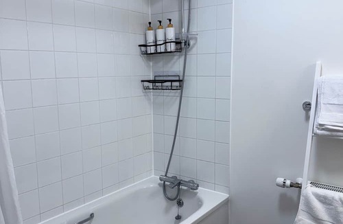 Eltham West Apartment | Stylish Kidbrooke station studio