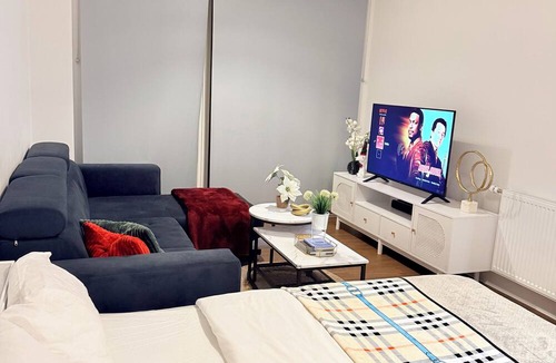 Eltham West Apartment | Stylish Kidbrooke station studio