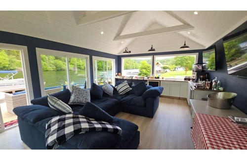South Britain House | Luxurious Lakefront Retreat – Sleeps 11