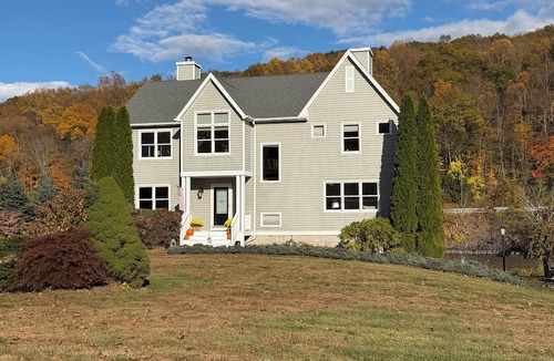 South Britain House | Luxurious Lakefront Retreat – Sleeps 11