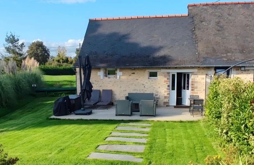 Saint-Fort House | Holiday Home 'Le Duo Du Domaine De L'Epinay' with Private Terrace, Private Garden and Wi-Fi