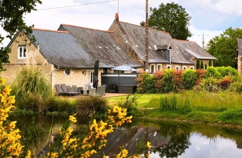 Saint-Fort House | Holiday Home 'Le Duo Du Domaine De L'Epinay' with Private Terrace, Private Garden and Wi-Fi