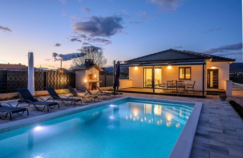 Dicmo House | Luxury Villa with Private Pool