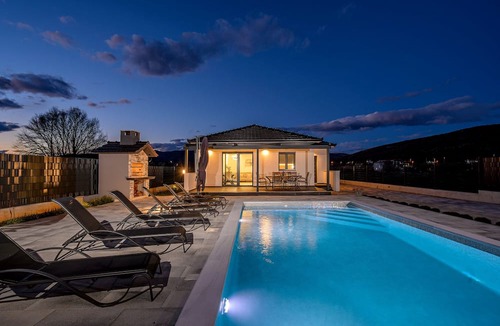 Dicmo House | Luxury Villa with Private Pool
