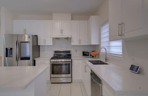 Beaverton House | Modern Lake Simcoe Retreat | Stylish 3BR Bungalow Sleeps 6
