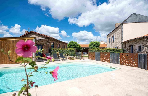 Bouffere House | 40 minutes from Le PUY DU FOU Gîte with swimming pool and private garden