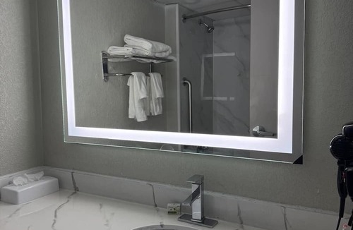Kansas City Hotel | Cozy 1-bedroom hotel in delightful Kansas City with fitness room - NQQ1