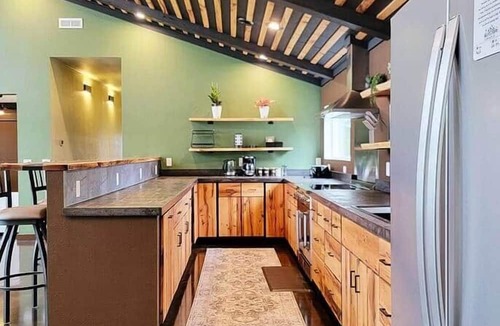 Markville House | NEW luxury 4bd 2ba luxury lakeshore private cabin. Pet-Friendly. Hot tub & more!