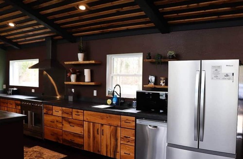 Markville House | NEW luxury 4bd 2ba luxury lakeshore private cabin. Pet-Friendly. Hot tub & more!