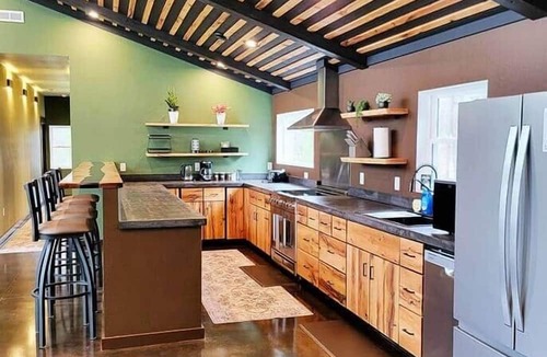 Markville House | NEW luxury 4bd 2ba luxury lakeshore private cabin. Pet-Friendly. Hot tub & more!