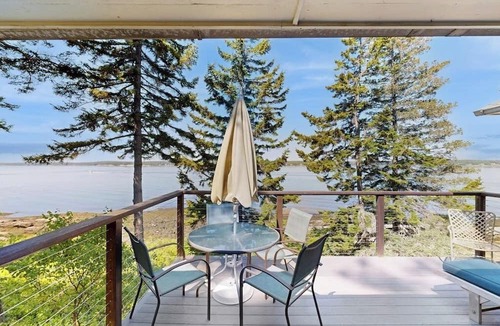 West Southport House | Beachfront Delight with detached guesthouse, private beach access, Dog-friendly