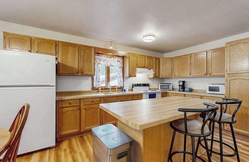 Friendship House | Cozy wooded duplex w/WiFi, full kitchen, shared W/D & near lakes & trails