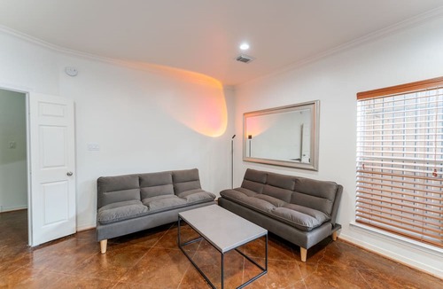 Hyde Park House | Roomy Stay in Houston’s River Oaks District! 3BR, 3.5BA, Prime Location!
