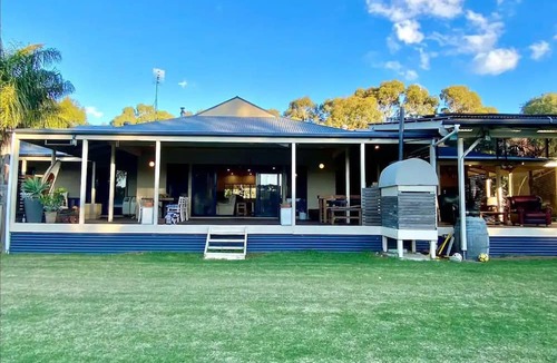 Hay Flat House | Eighteenontonto.