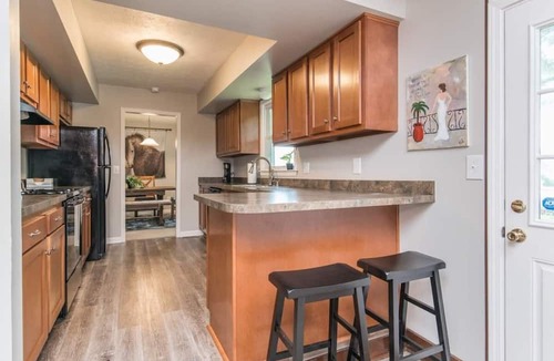 Versailles House | Woodford Stables/Walk to Eckert's Orchard