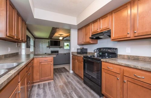 Versailles House | Woodford Stables/Walk to Eckert's Orchard