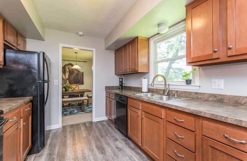 Versailles House | Woodford Stables/Walk to Eckert's Orchard