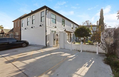 South Central Houston Apartment | 2BD Spacious Retreat Free Parking, Gym, Near Downtown