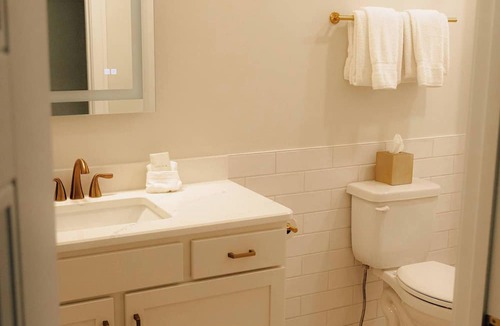 Elk Rapids Apartment | Guestroom - 2 Queens