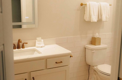 Elk Rapids Apartment | Guestroom - 1 King Su