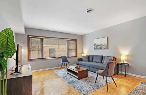 Evanston Apartment | Prime 2BR Chicago Apartment