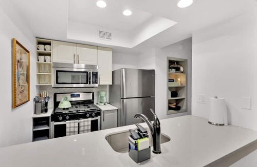 Clarksville Apartment | Walkable 1st-Floor Austin Stay – King Bed, Pet Friendly, Free Parking, Sleeps 10