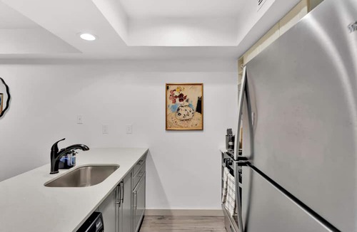 Clarksville Apartment | Walkable 1st-Floor Austin Stay – King Bed, Pet Friendly, Free Parking, Sleeps 10