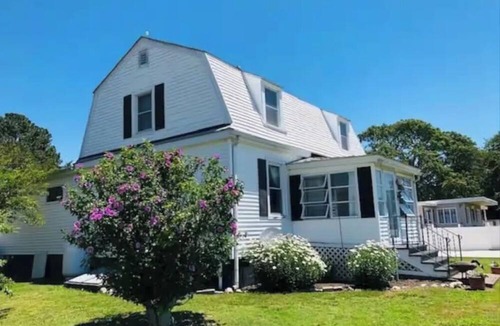 Cape Charles House | "Meant to Be” 4BR Family Retreat w/Game Room & Fire Pit 5 Min to Beach/Parks