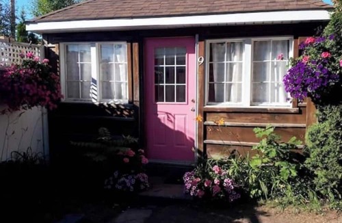 Grand Bend Cabin | Cozy Cabin #9, one block to beach