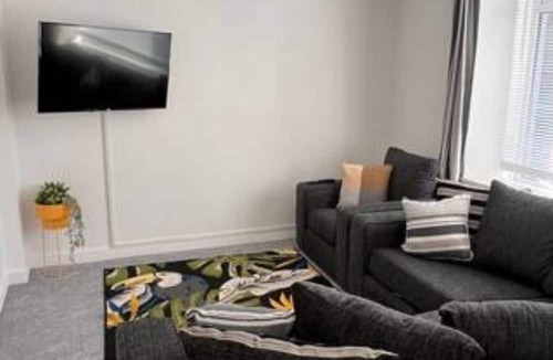 Trelewis House | 5 Bedrooms, 2 Bathrooms, 4 Double Rooms