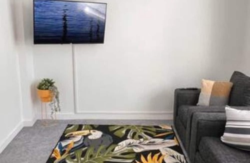 Trelewis House | 5 Bedrooms, 2 Bathrooms, 4 Double Rooms