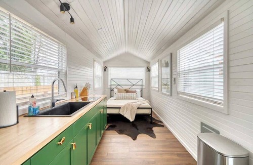 Overlook Apartment | Noir-Emerald: Modern TinyLux in Portland