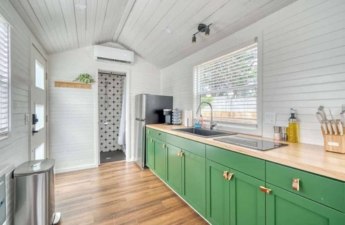 Overlook Apartment | Noir-Emerald: Modern TinyLux in Portland