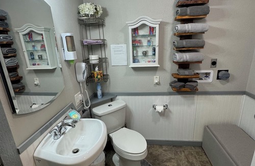 Azle Cottage | Cozy & Charming Cottage near Eagle Mountain Lake