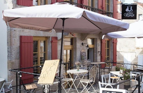 Flavigny-sur-Ozerain Apartment | La Maison George - Logis Colette