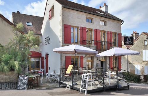 Flavigny-sur-Ozerain Apartment | La Maison George - Logis Colette