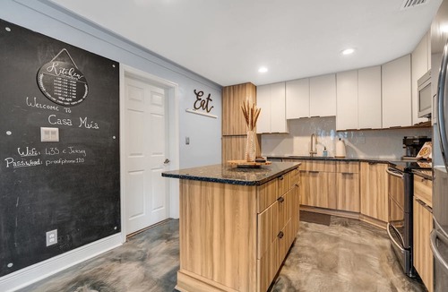 Wadeview Park House | Game Room | Fire Pit | Pet Friendly | Netflix |BBQ