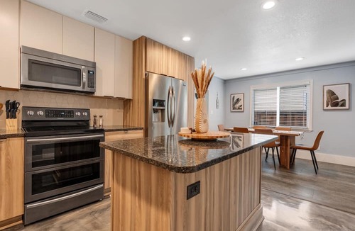 Wadeview Park House | Game Room | Fire Pit | Pet Friendly | Netflix |BBQ