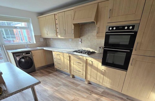 Handsworth House | Spacious Central Home - Sleeps 7, Garden & Parking