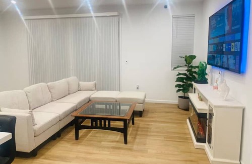 Lathrop House | Cute & Cozy House