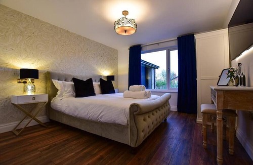 Blackpool Cabin | Wayside lodge with a private Hot tub